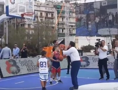 Και μπάσκετ έπαιξε στη ΔΕΘ ο Αλέξης Τσίπρας (βίντεο)